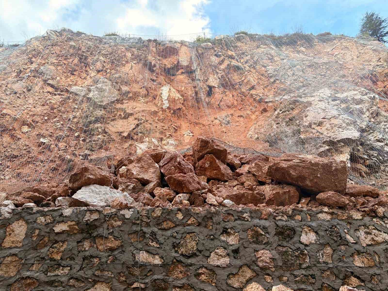 Eğirdir’de yuvarlanan kayaların tehdit ettiği bina tahliye edildi
