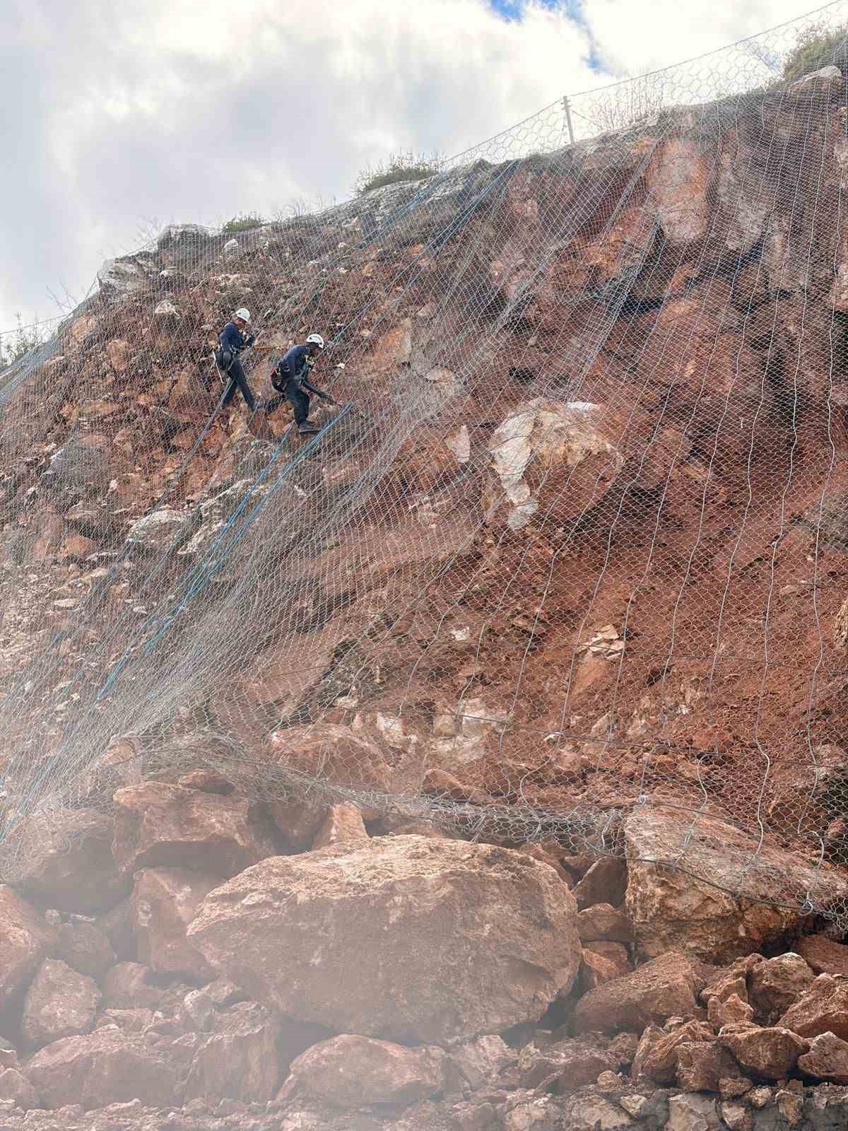 Eğirdir’de yuvarlanan kayaların tehdit ettiği bina tahliye edildi

