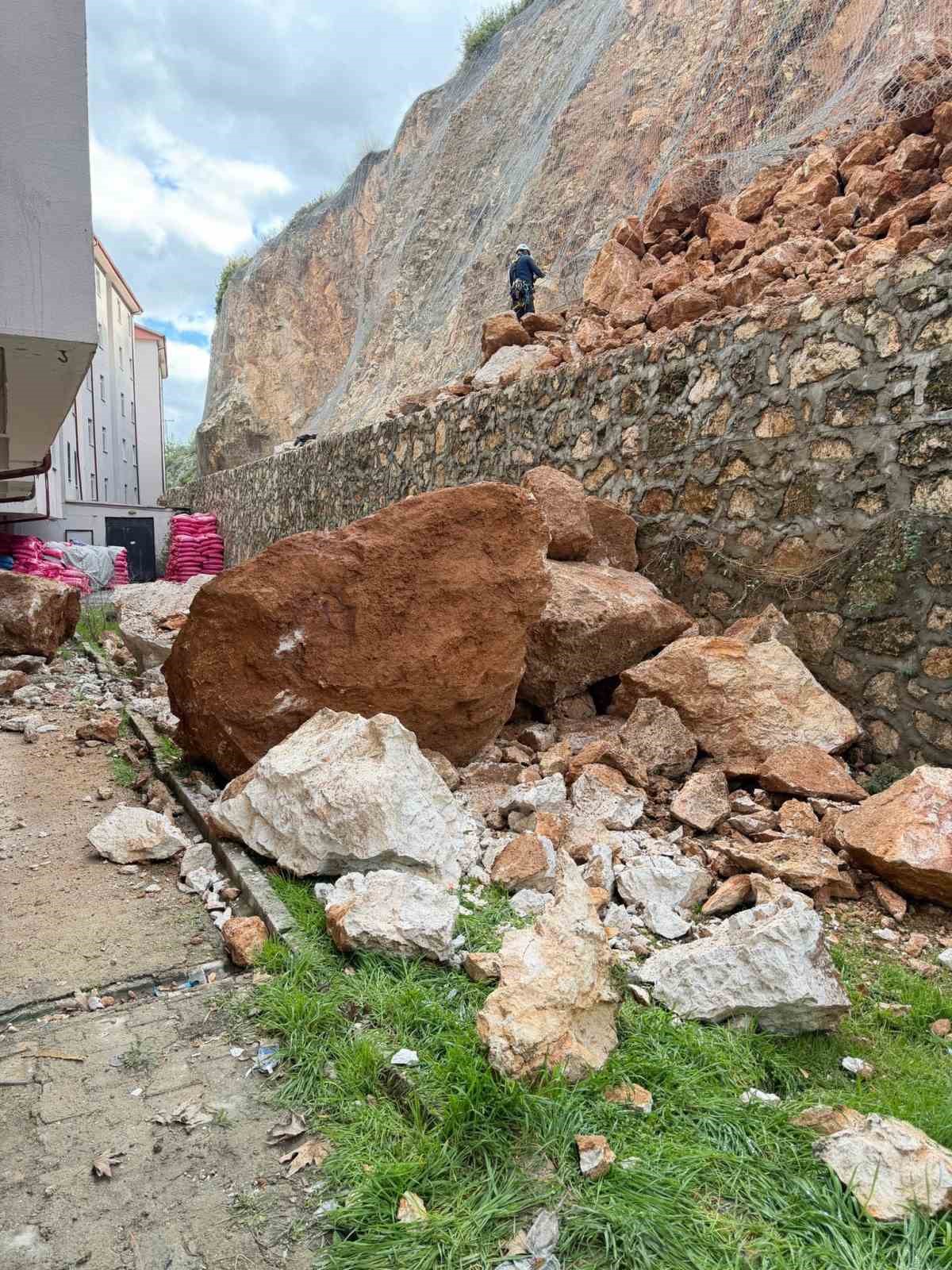 Eğirdir’de yuvarlanan kayaların tehdit ettiği bina tahliye edildi
