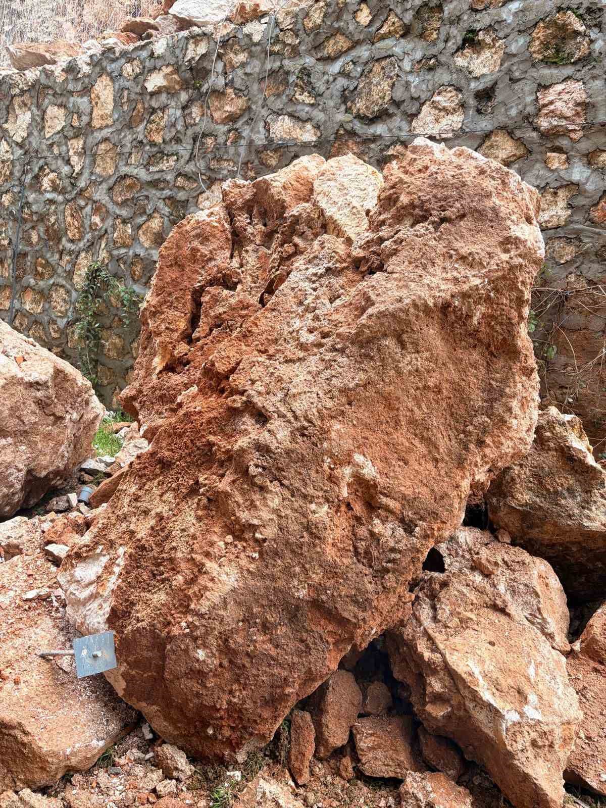 Eğirdir’de yuvarlanan kayaların tehdit ettiği bina tahliye edildi
