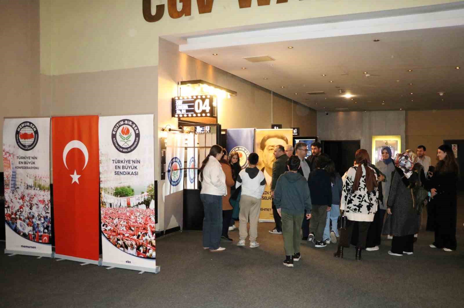 Eğitim-Bir-Sen Adana Şubesi sinema etkinliğinde buluştu
Eğitim-Bir-Sen Adana Şubesi sinema etkinliğinde buluştu