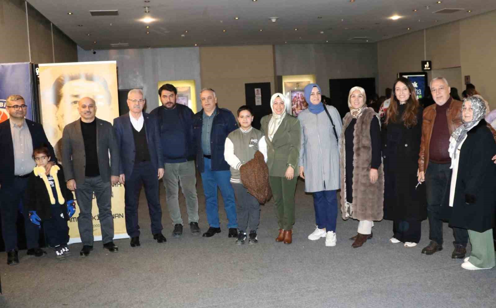 Eğitim-Bir-Sen Adana Şubesi sinema etkinliğinde buluştu
Eğitim-Bir-Sen Adana Şubesi sinema etkinliğinde buluştu