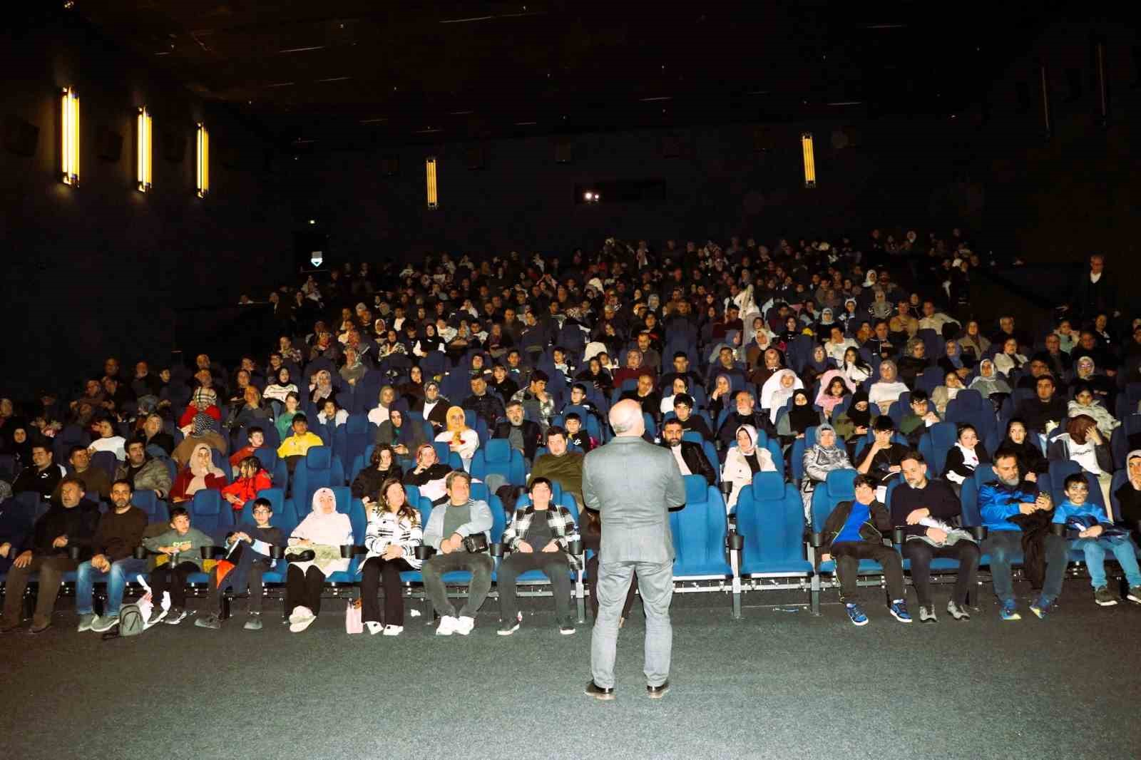 Eğitim-Bir-Sen Adana Şubesi sinema etkinliğinde buluştu
Eğitim-Bir-Sen Adana Şubesi sinema etkinliğinde buluştu