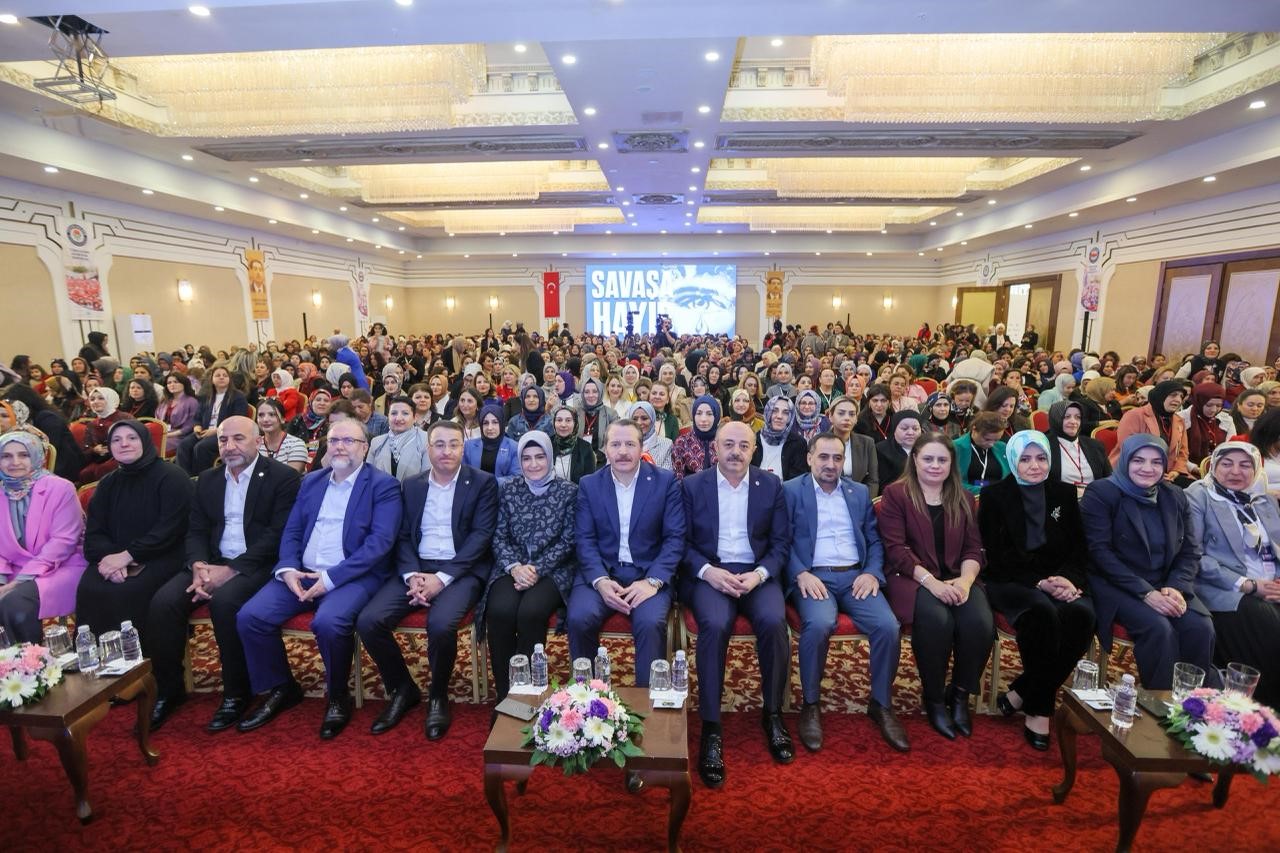 Eğitim-Bir-Sen’li 1000 sendikacı kadın lider, Türkiye buluşmasında bir araya geldi
