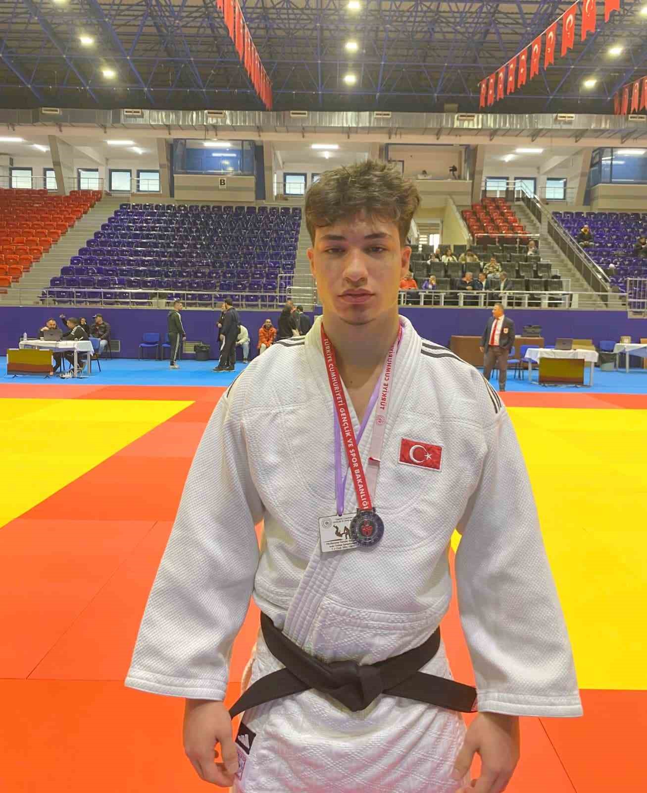 Eğitimle sporu birleştirdi, Türkiye ikinciliğine ulaştı
