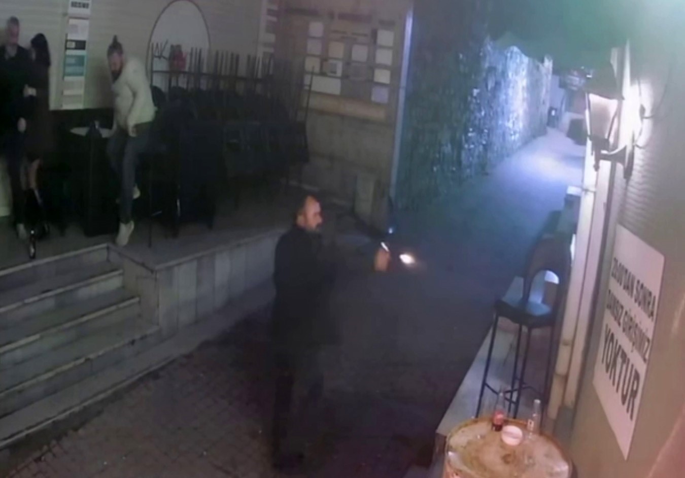 Eğlence mekanına silahlı saldırı: 2 yaralı
