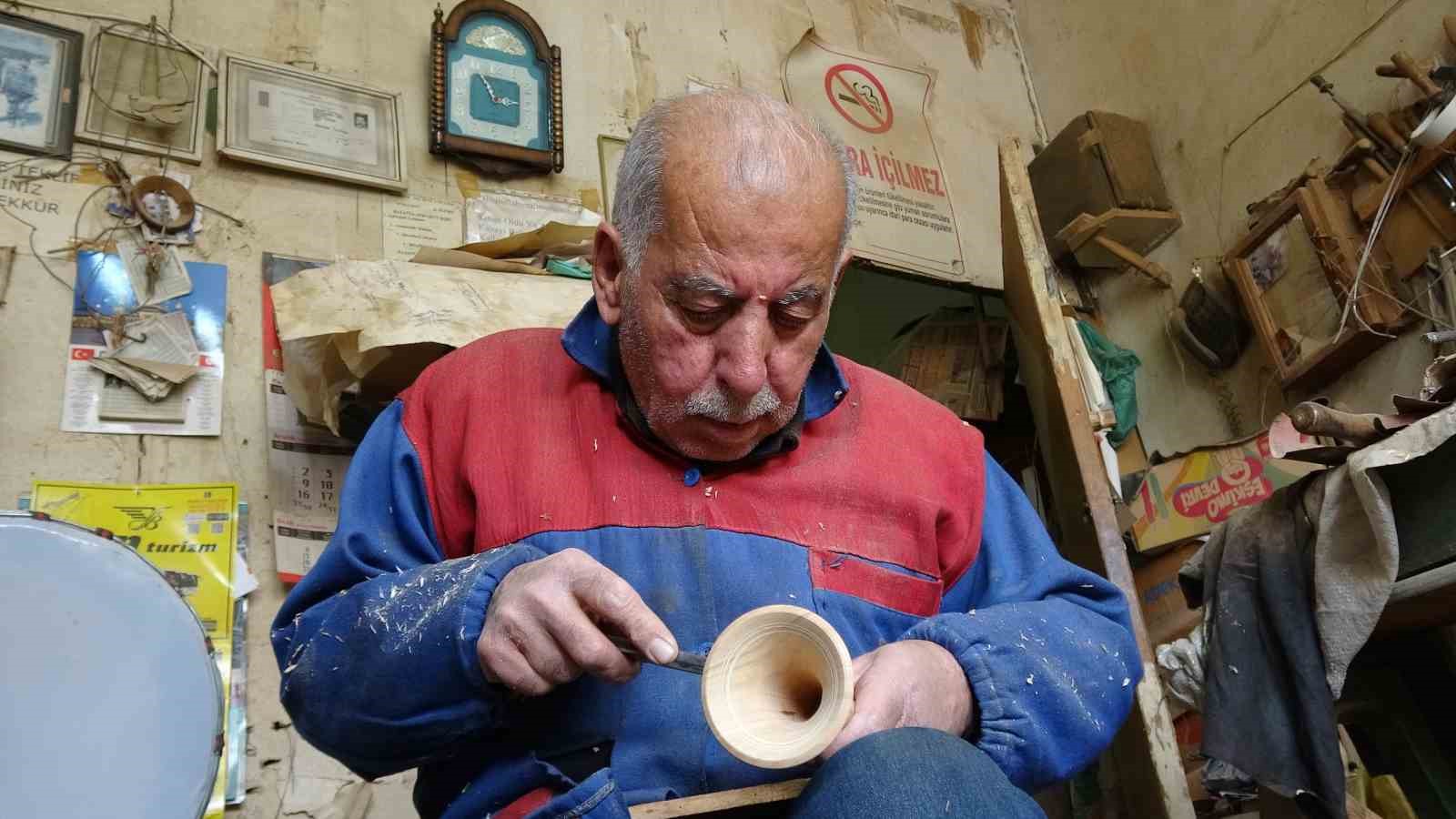 Eğlencelerin simgesi zurnayı 55 yıldır ağaçlara şekil vererek üretiyor
