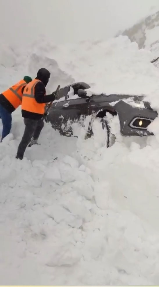 Eğribel Geçidi’nde bir araç yoldan çıkarak kara gömüldü
