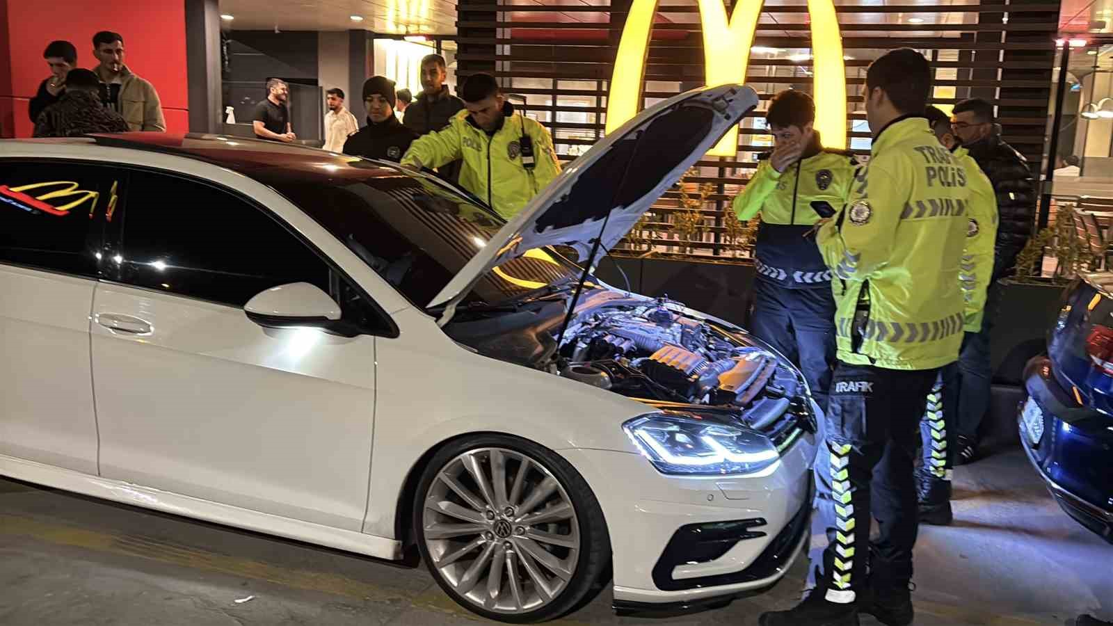 Egzoz patlatırken polise yakalandı, 19 bin 710 lira ceza yiyip arabasından oldu
