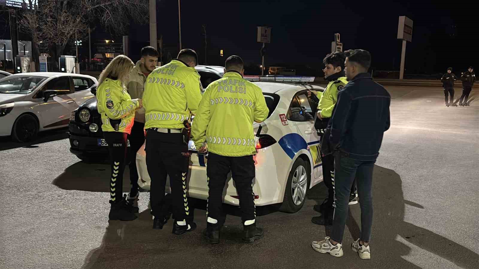 Egzoz patlatırken polise yakalandı, 19 bin 710 lira ceza yiyip arabasından oldu
