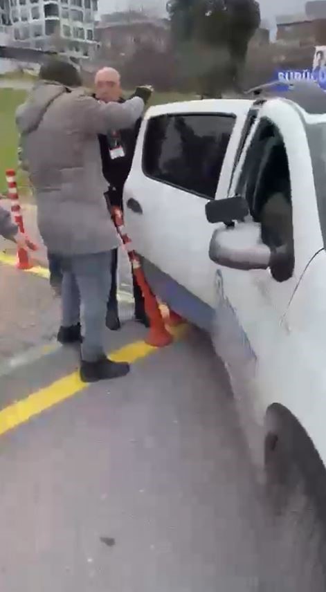 Ehliyet sınavından 7’inci kez kalan genç ortalığı birbirine kattı; o anlar kamerada
