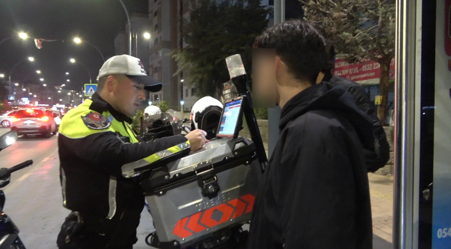 Ehliyet yetersizliği gerekçesiyle ceza yiyen üniversite öğrencisi: "Şu an duygu falan kalmadı bende, bu borcu nasıl ödeyeceğimi düşünüyorum"
Ehliyet yetersizliği gerekçesiyle ceza yiyen üniversite öğrencisi: "Şu an duygu falan kalmadı bende, bu borcu nasıl ödeyeceğimi düşünüyorum"