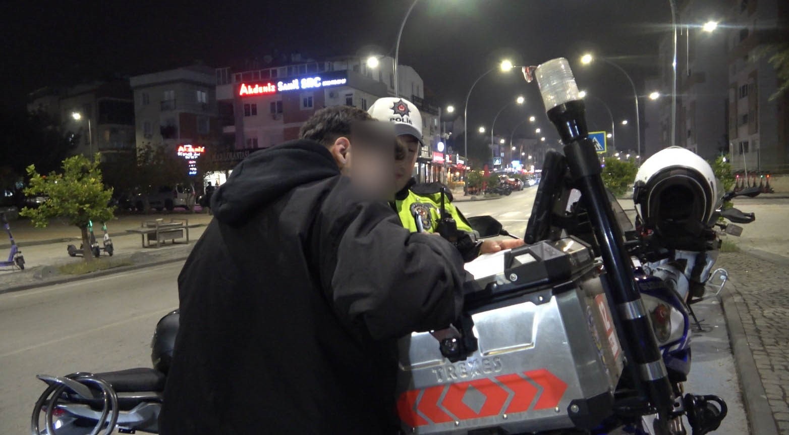 Ehliyet yetersizliği gerekçesiyle ceza yiyen üniversite öğrencisi: "Şu an duygu falan kalmadı bende, bu borcu nasıl ödeyeceğimi düşünüyorum"
Ehliyet yetersizliği gerekçesiyle ceza yiyen üniversite öğrencisi: "Şu an duygu falan kalmadı bende, bu borcu nasıl ödeyeceğimi düşünüyorum"