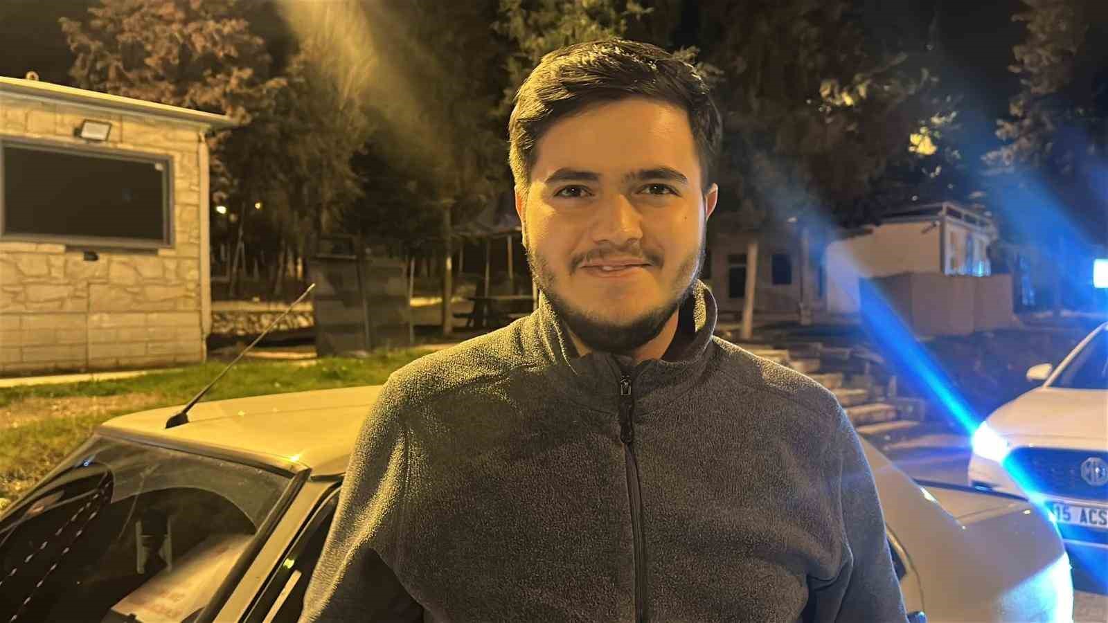 Ehliyetini zarftan çıkarmak için 1 ay torpidoda tutup çevirmeye girmeyi bekledi
