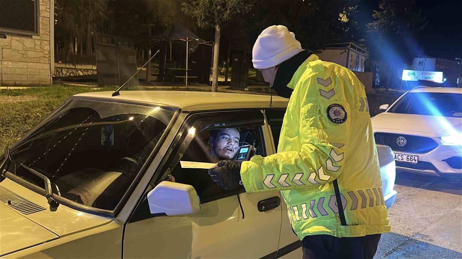Ehliyetini zarftan çıkarmak için 1 ay torpidoda tutup çevirmeye girmeyi bekledi
