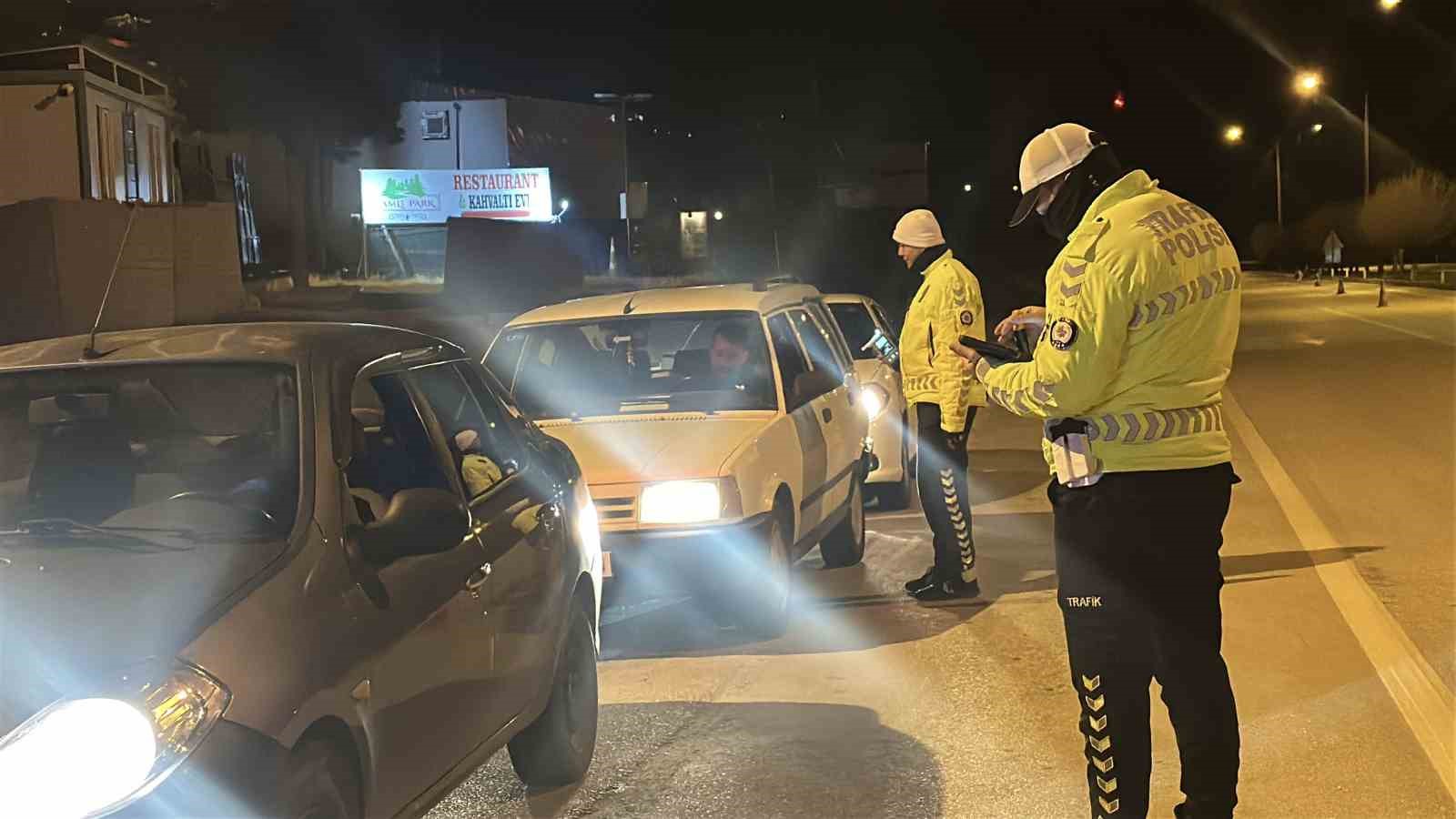 Ehliyetini zarftan çıkarmak için 1 ay torpidoda tutup çevirmeye girmeyi bekledi
