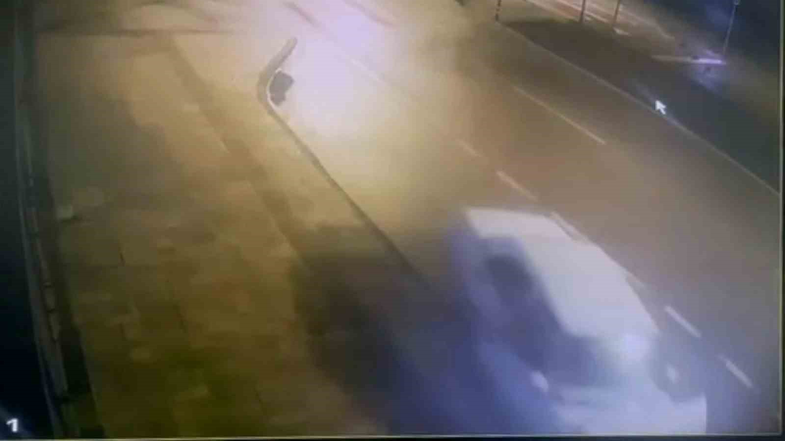 Ehliyetsiz sürücü kaldırıma çarpıp kaçtı ama polis yakaladı
