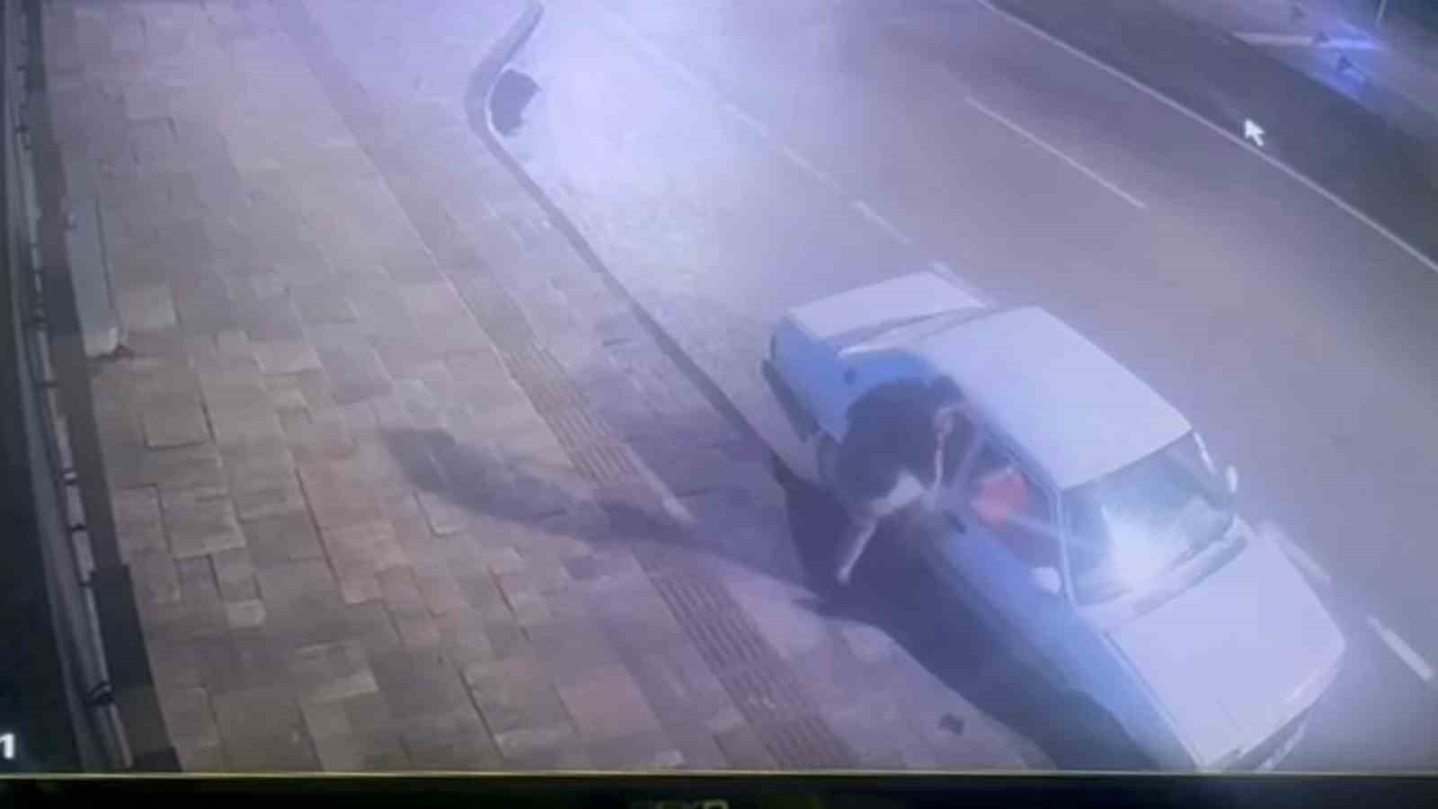 Ehliyetsiz sürücü kaldırıma çarpıp kaçtı ama polis yakaladı
