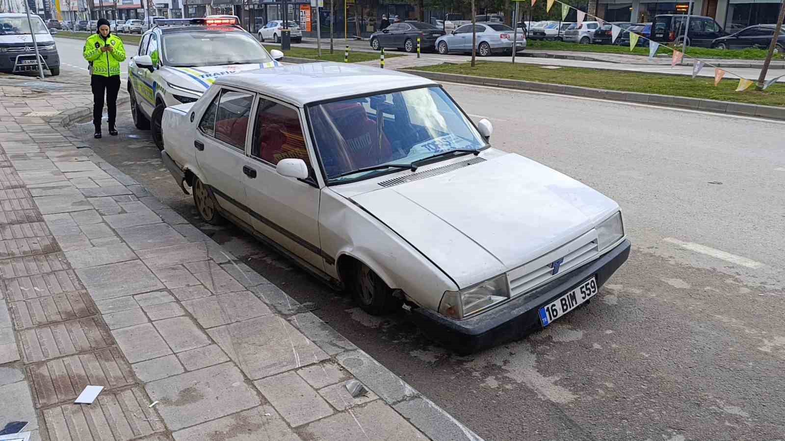 Ehliyetsiz sürücü kaldırıma çarpıp kaçtı ama polis yakaladı
