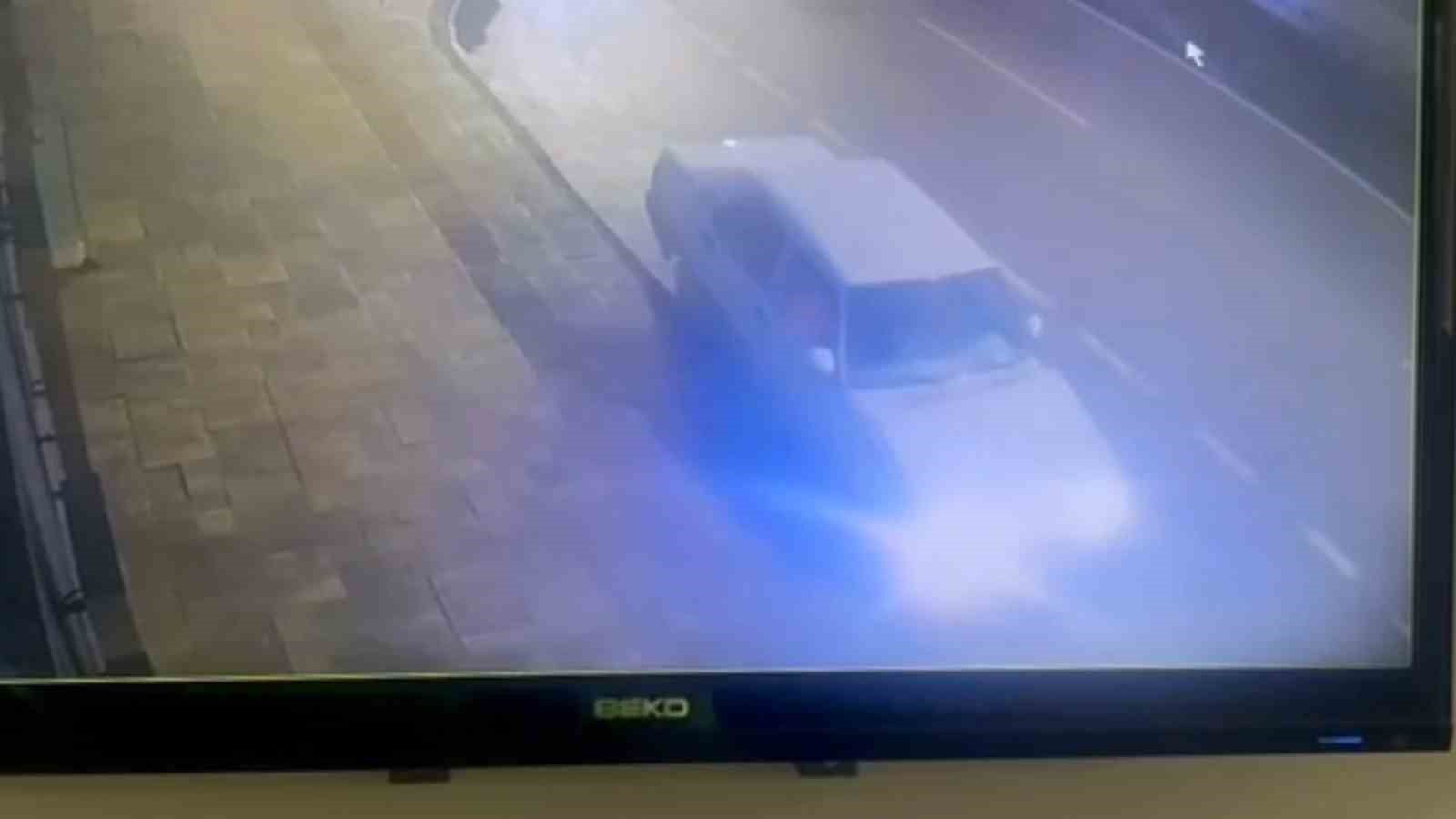 Ehliyetsiz sürücü kaldırıma çarpıp kaçtı ama polis yakaladı
