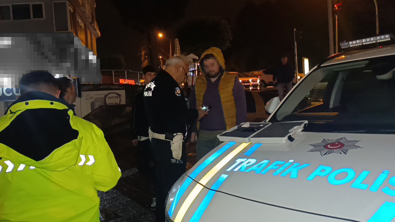 Ehliyetsiz sürücü kırmızı ışıkta bekleyen araca çarptı
