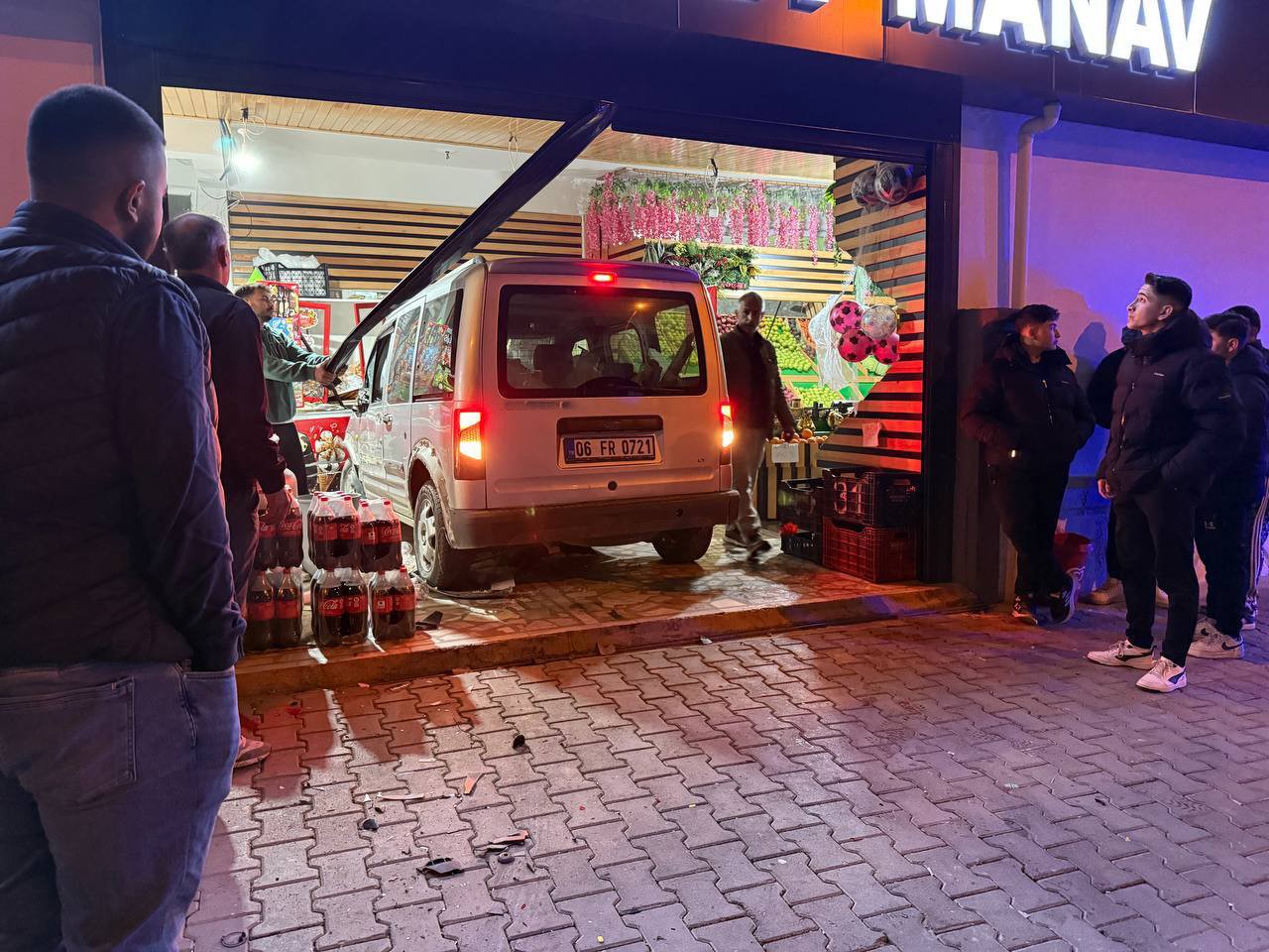Ehliyetsiz sürücü önce kaza yaptı, ardından markete girdi
