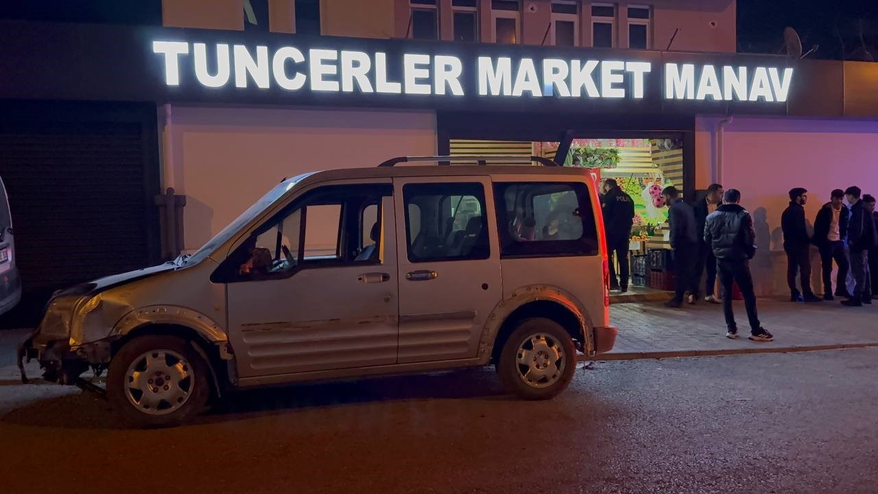 Ehliyetsiz sürücü önce kaza yaptı, ardından markete girdi
