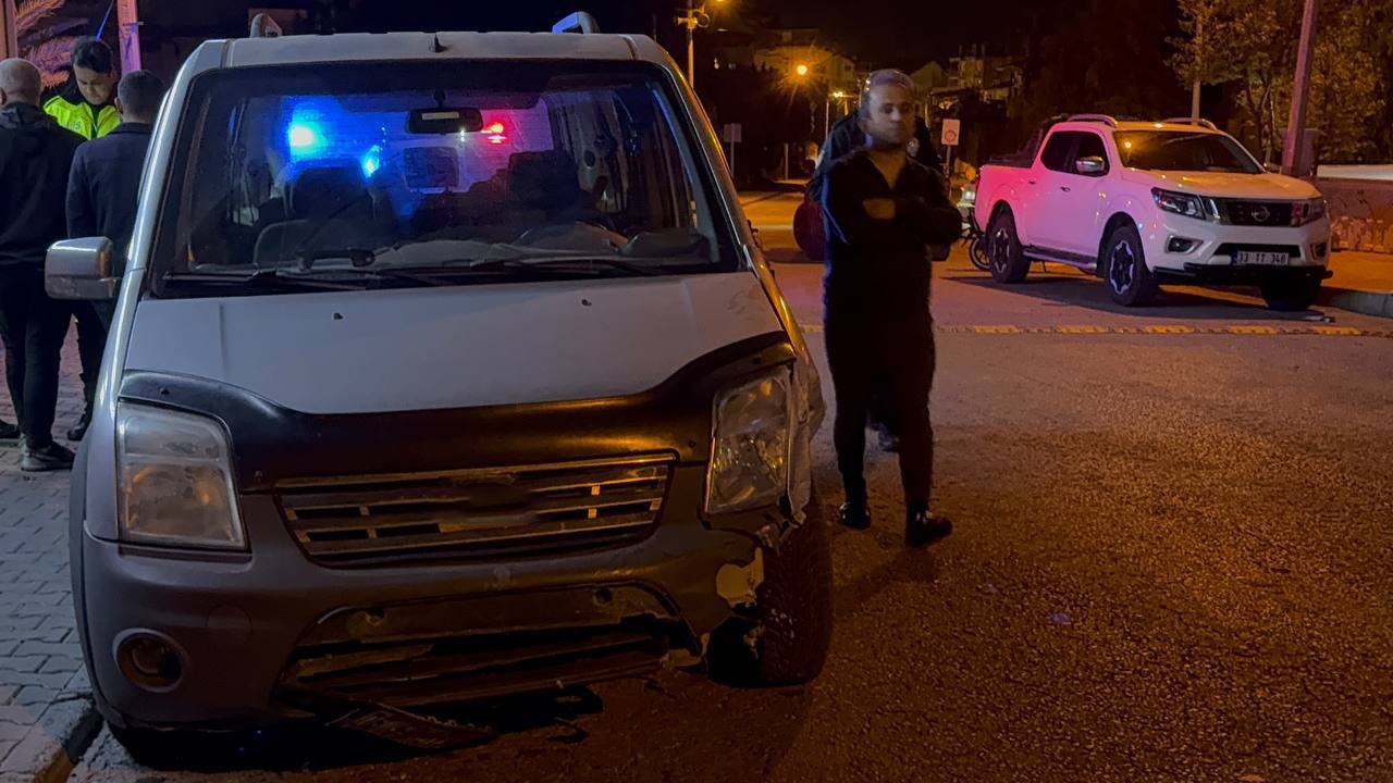 Ehliyetsiz sürücü önce kaza yaptı, ardından markete girdi
