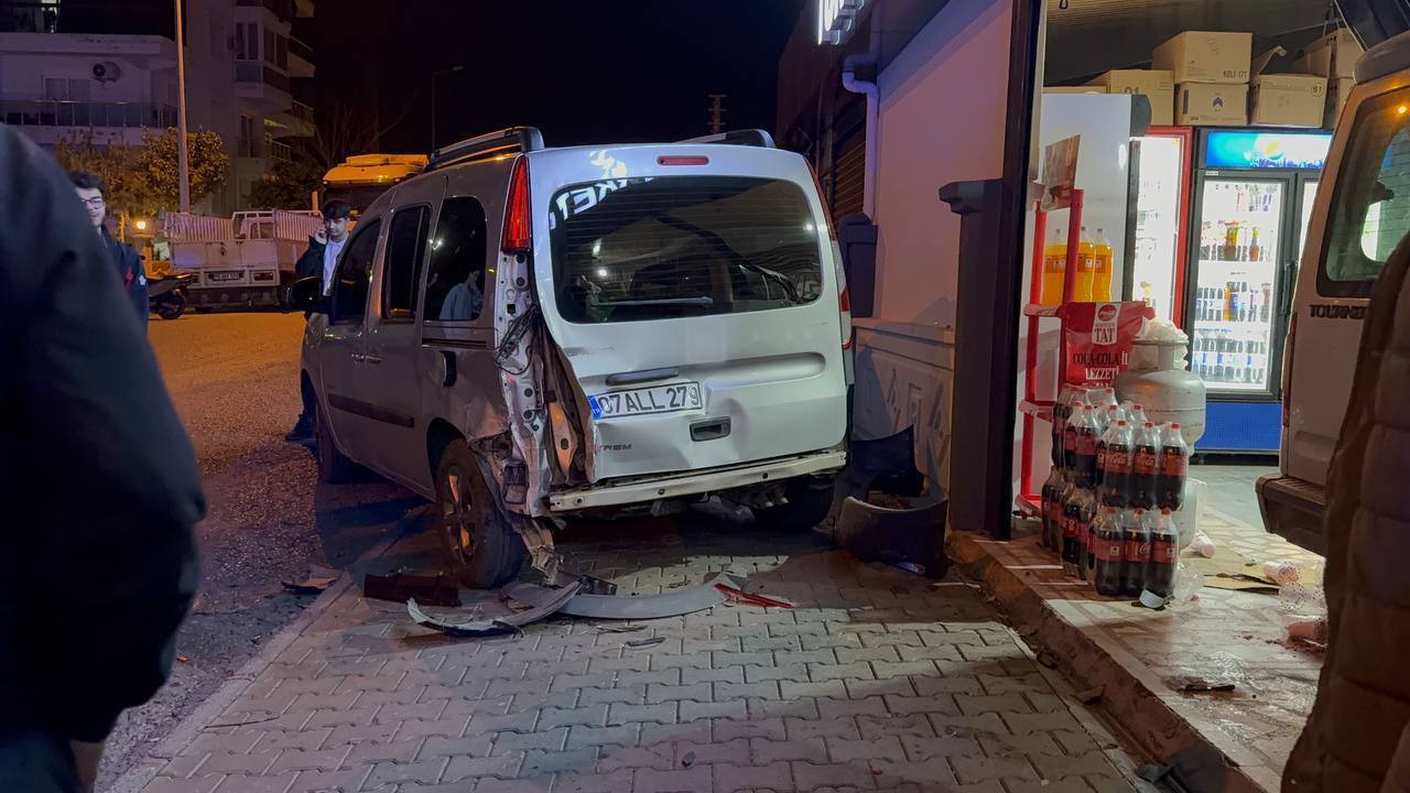 Ehliyetsiz sürücü önce kaza yaptı, ardından markete girdi
