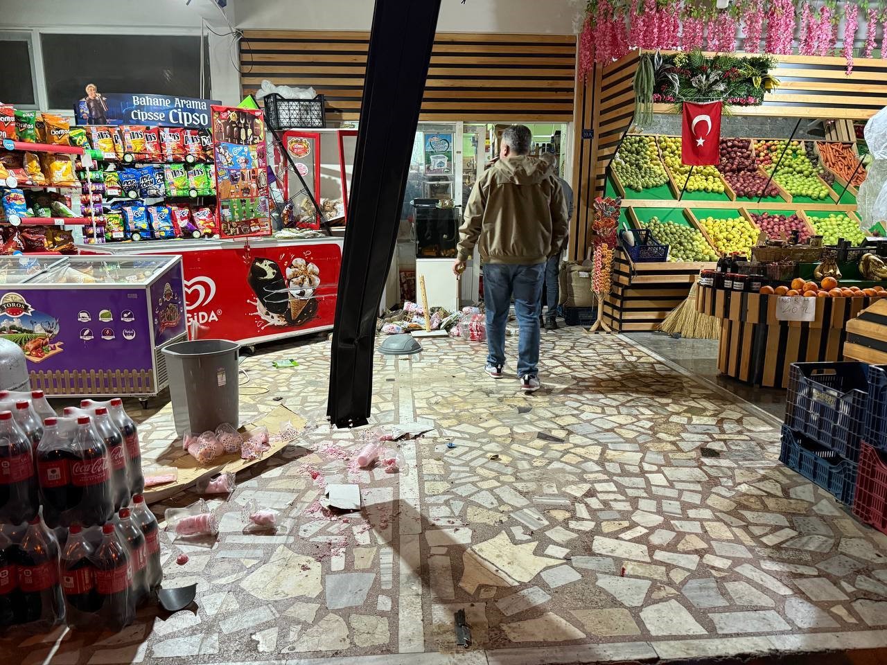 Ehliyetsiz sürücü önce kaza yaptı, ardından markete girdi
