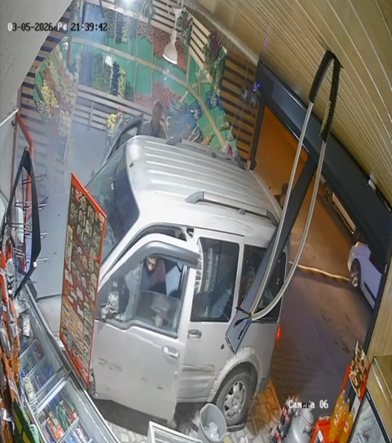 Ehliyetsiz sürücü önce kaza yaptı, ardından markete girdi
