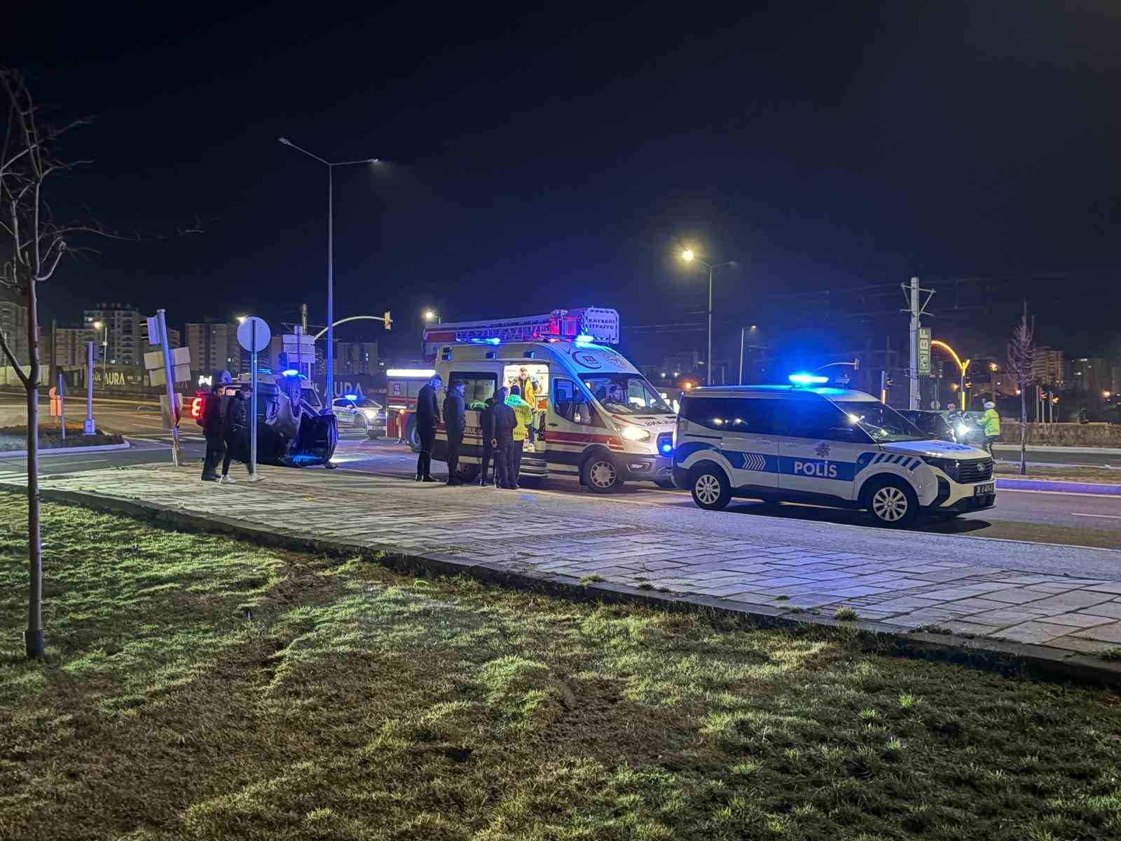 Ehliyetsiz sürücünün karıştığı kazada kamyonet takla attı: 2 yaralı
