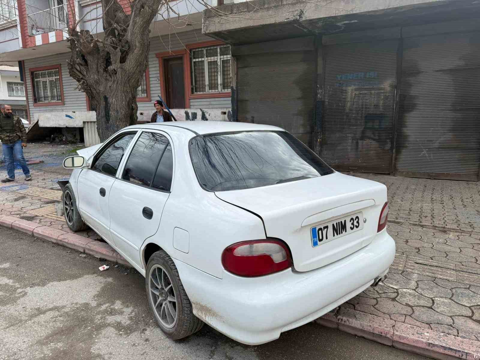 Ehliyetsiz sürücünün kontrolünü kaybettiği otomobil ağaca çarptı... O anlar kamerada
