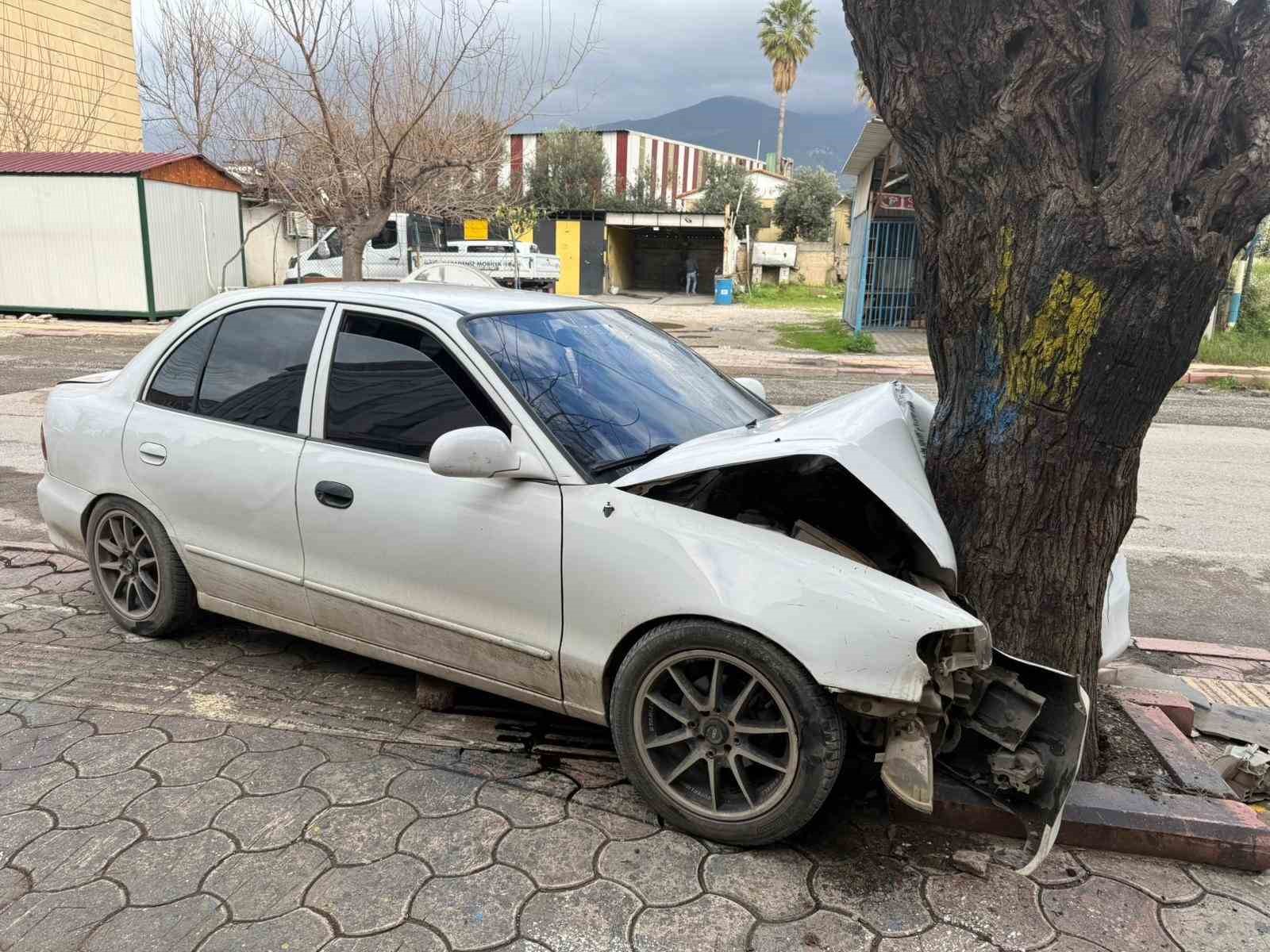 Ehliyetsiz sürücünün kontrolünü kaybettiği otomobil ağaca çarptı... O anlar kamerada
