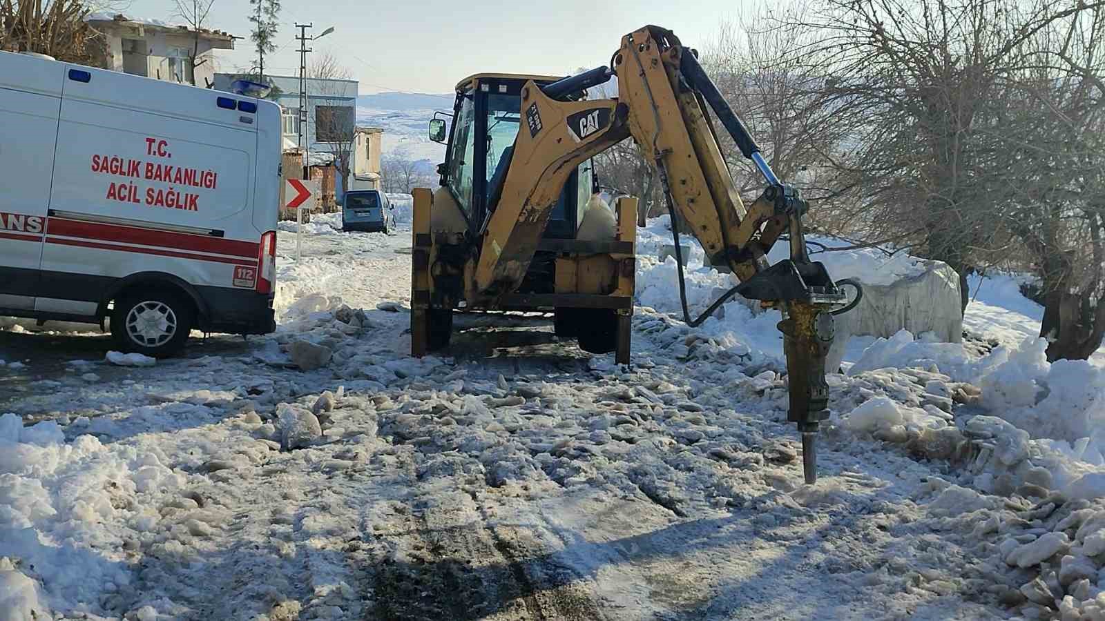Ekipler ambulansın yolunu açtı, anne ve bebek hastaneye ulaştırıldı

