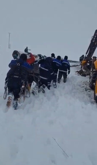 Ekipler enerji için seferber oldu: Ekipler direkleri sırtında taşıdı
