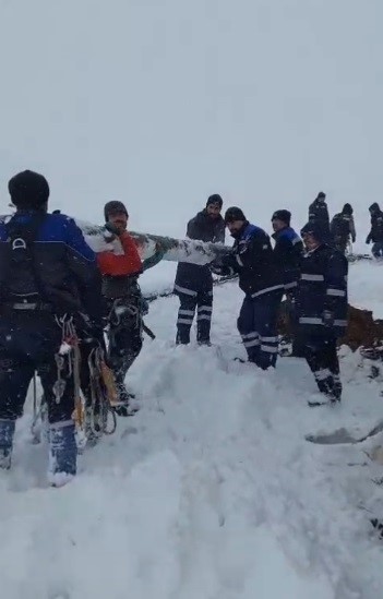 Ekipler enerji için seferber oldu: Ekipler direkleri sırtında taşıdı
