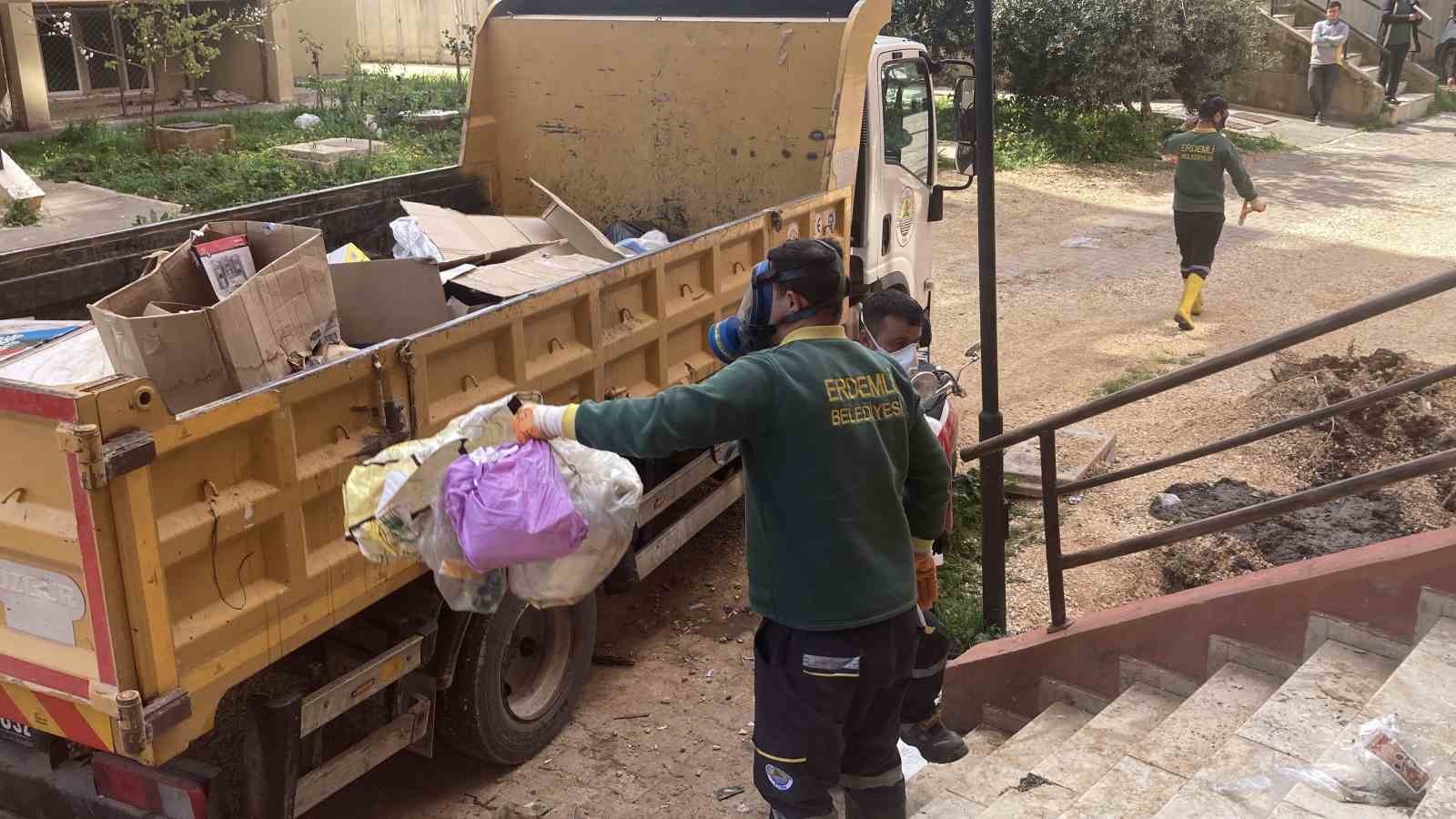 Ekipler gaz maskesiyle girdi iki günde temizledi: Evden 7 kamyonet çöp çıktı
