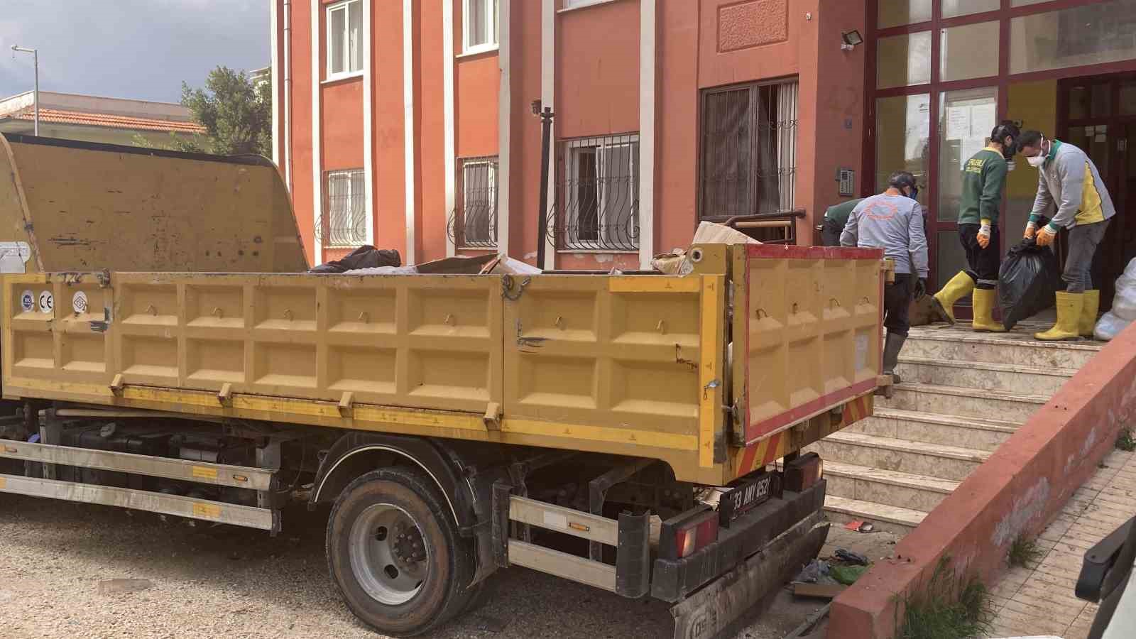 Ekipler gaz maskesiyle girdi iki günde temizledi: Evden 7 kamyonet çöp çıktı
