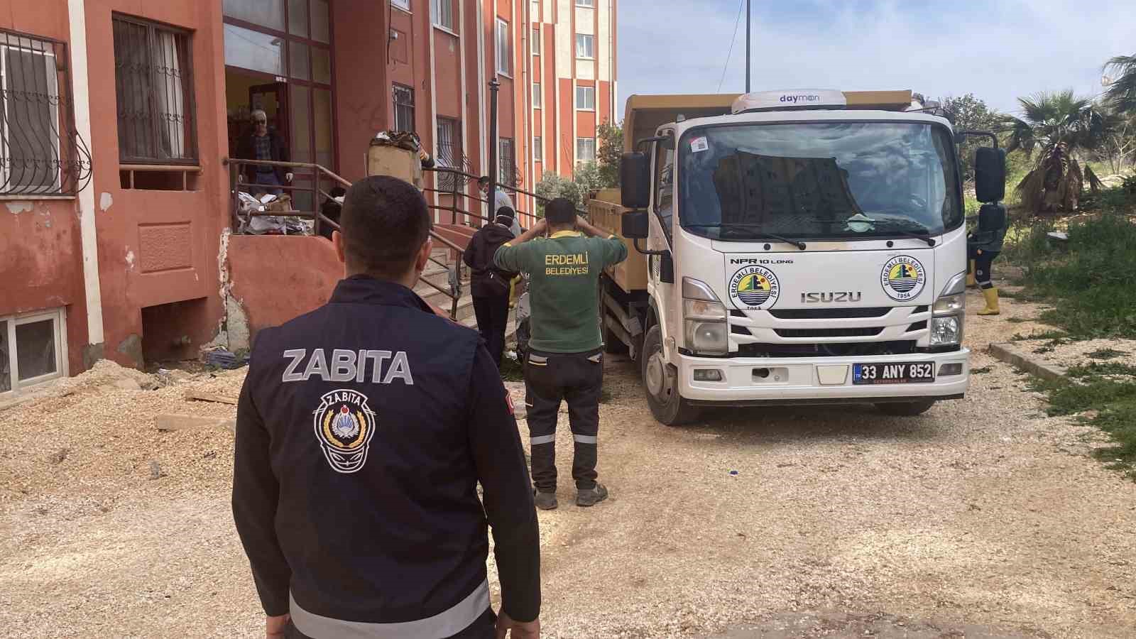 Ekipler gaz maskesiyle girdi iki günde temizledi: Evden 7 kamyonet çöp çıktı
