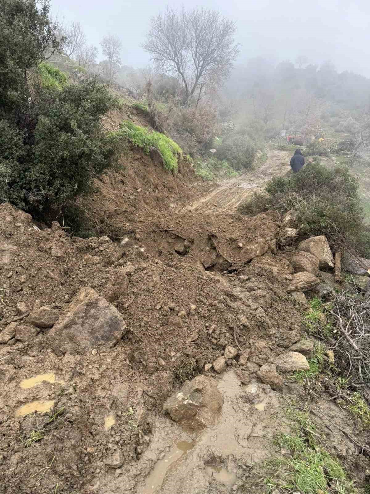 Ekipler sahaya indi, kapanan bahçe yolları açıldı
