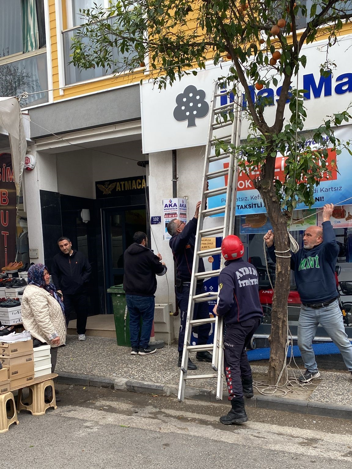 Ekipler yaşlı kadını kurtarmak için seferber oldu

