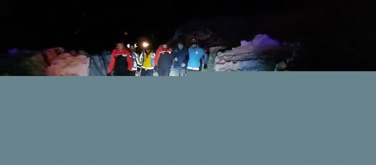 Ekipler yoğun sis ve kar altında 3 kilometre yürüyüp hastaya ulaştı
