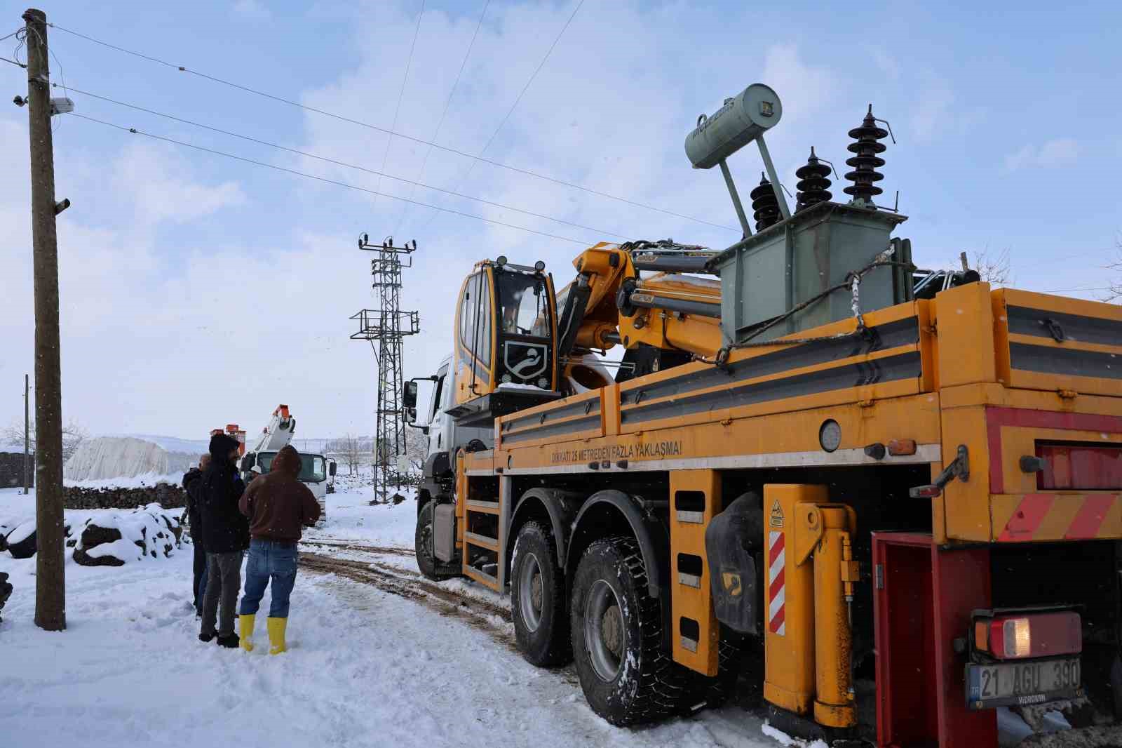 Ekipler zorlu hava şartlarında enerji hatlarını onarıyor
