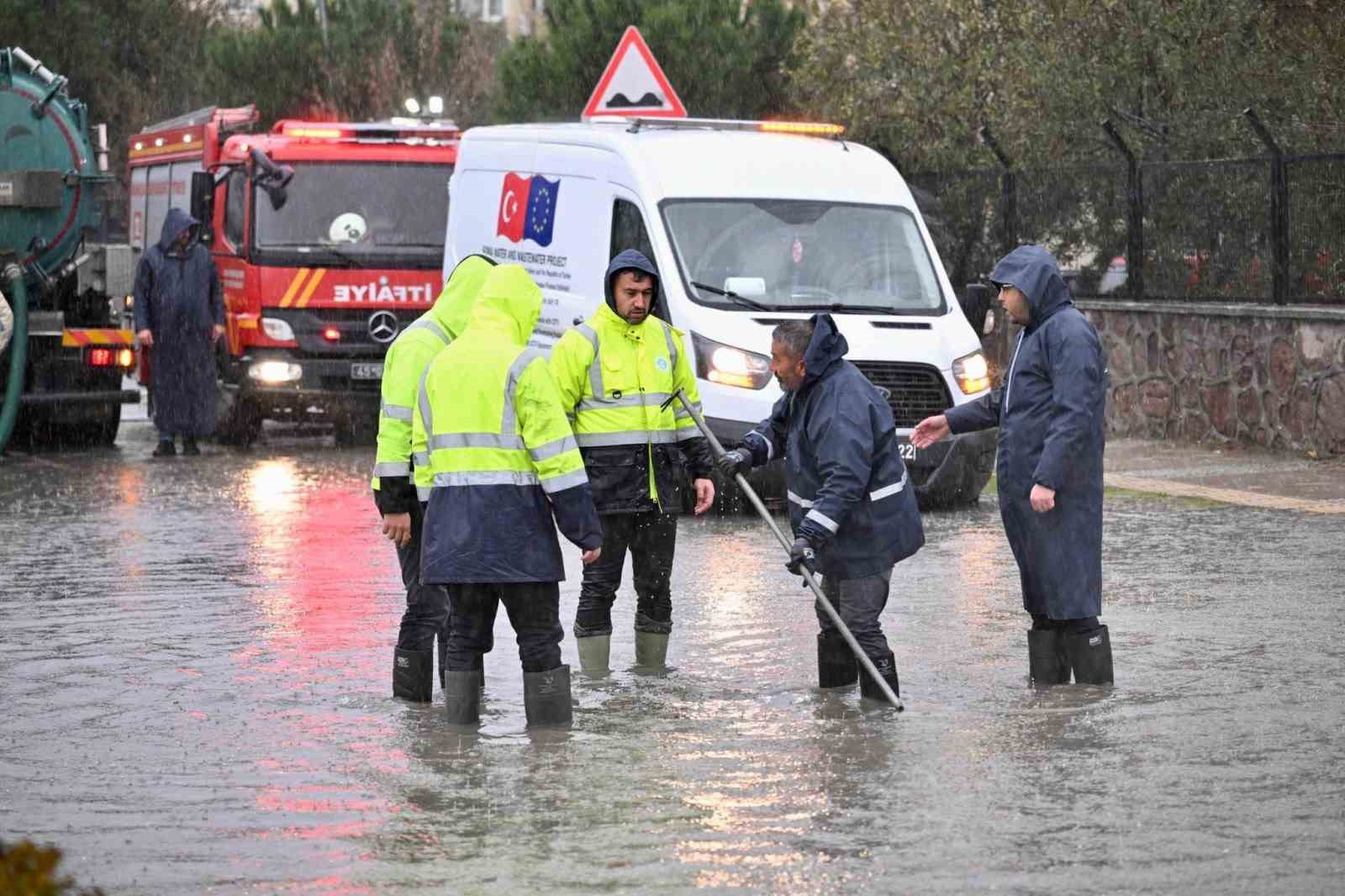 Ekiplerden sağanak yağışta yoğun mesai
