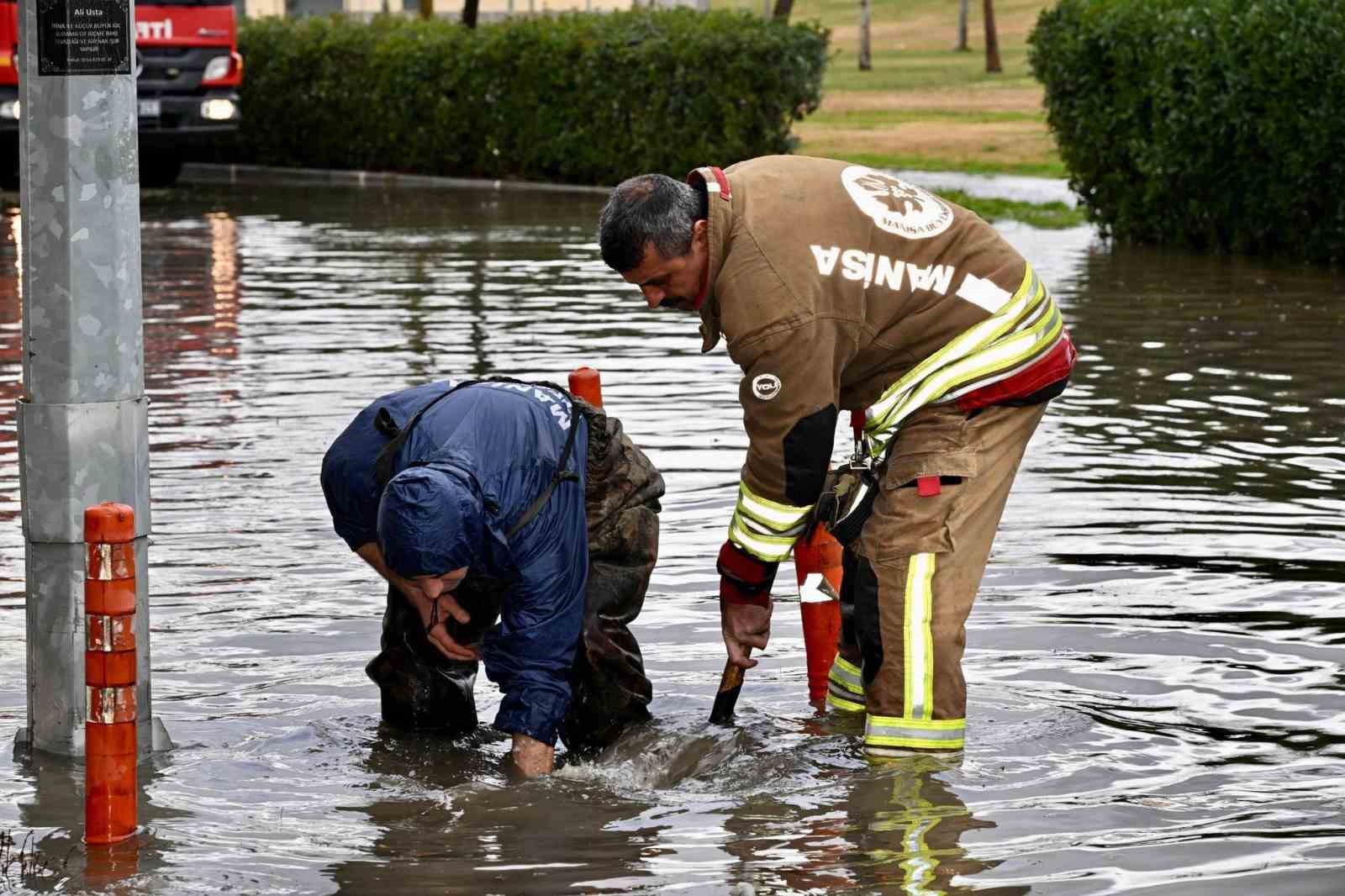 Ekiplerden sağanak yağışta yoğun mesai
