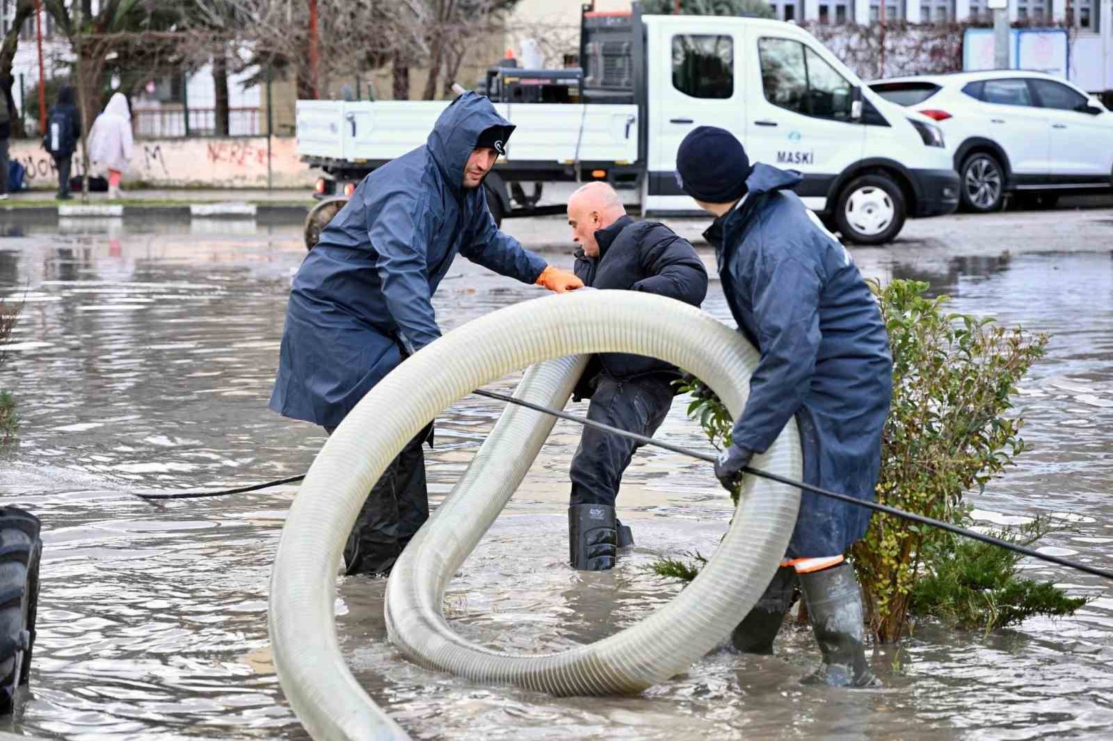 Ekiplerden sağanak yağışta yoğun mesai
