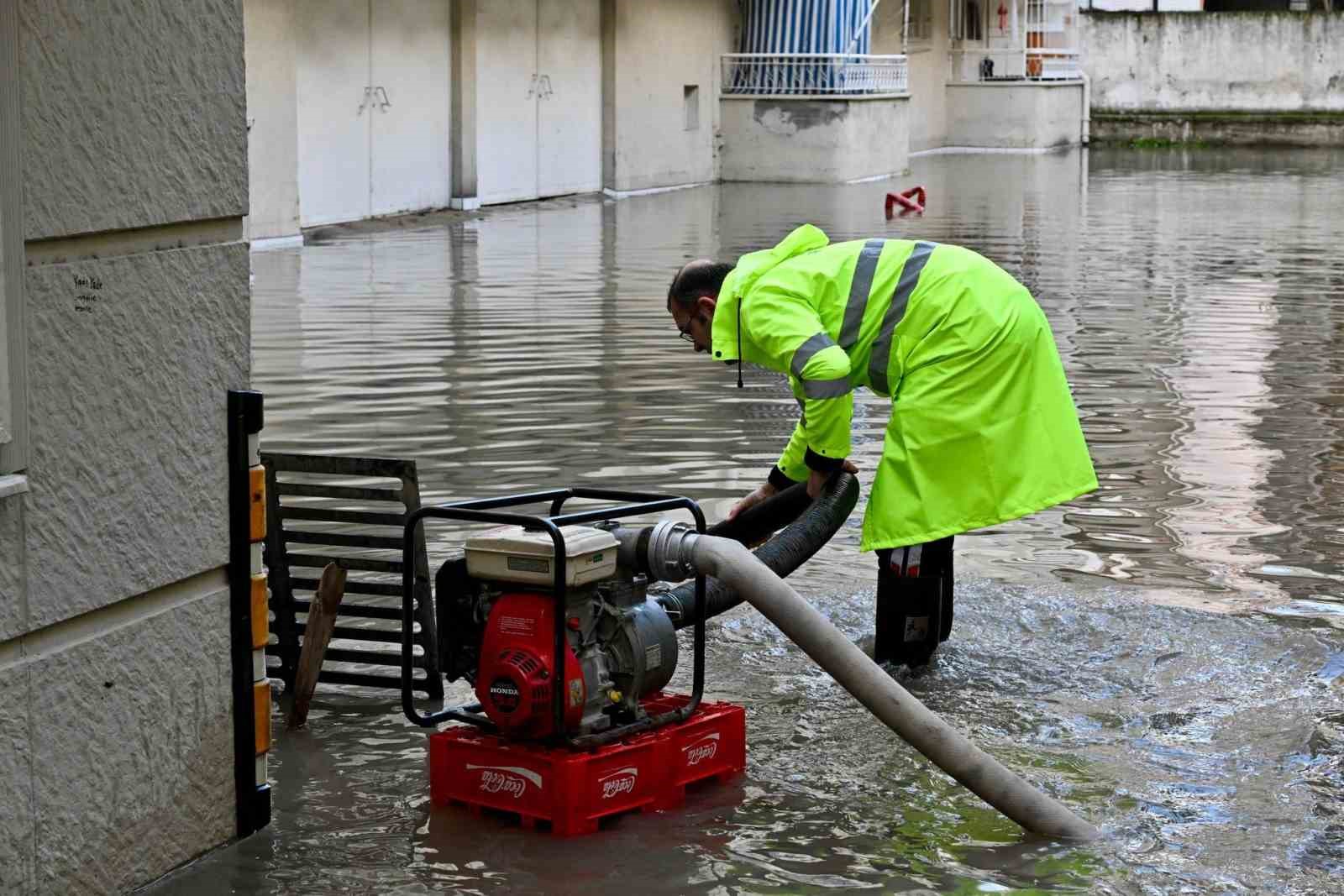 Ekiplerden sağanak yağışta yoğun mesai
