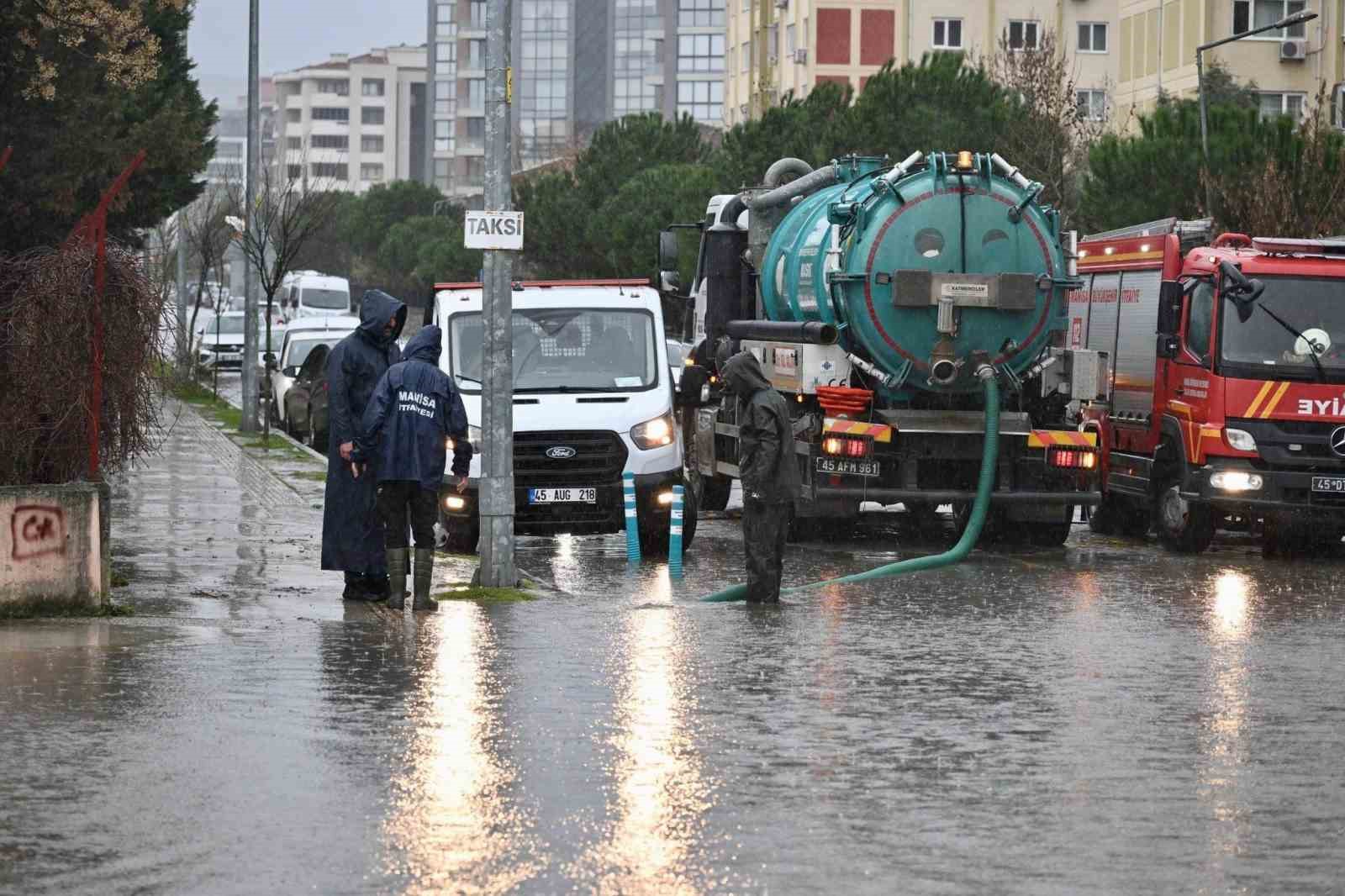 Ekiplerden sağanak yağışta yoğun mesai
