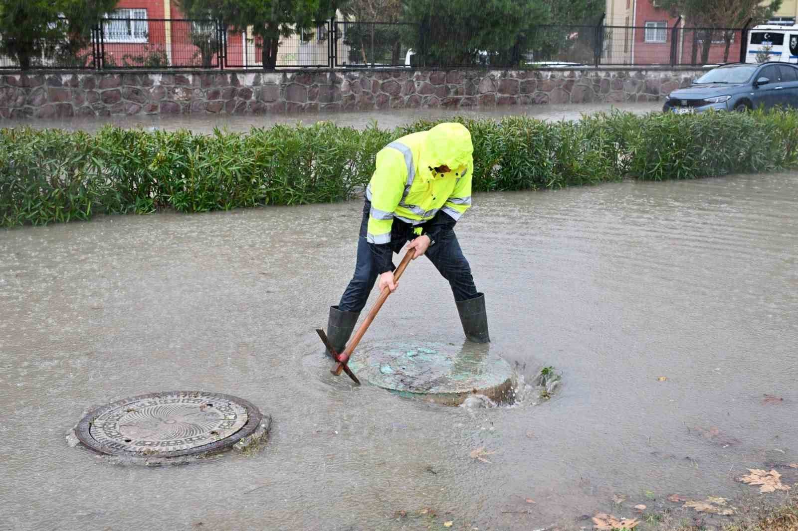 Ekiplerden sağanak yağışta yoğun mesai
